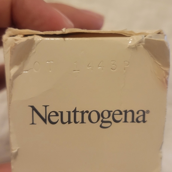 Neutrogena Microdermabrasion System Puffs Refill - 24 Count + Attachment Head - Picture 2 of 3